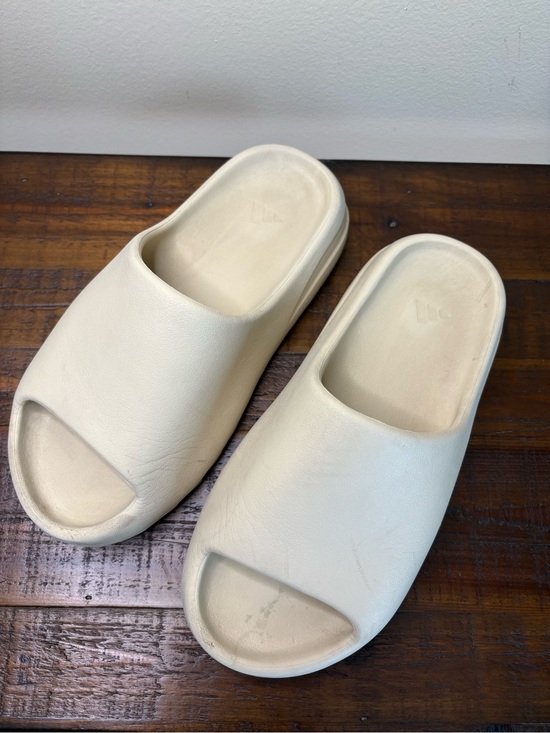 adidas yeezy Shoes - Women’s Size 8 Beige/Bone Color Adidas Yeezy Slides